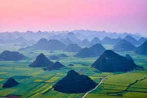 Fotografija China, Yunnan, Luoping, Fields of rapeseed, Tuul & Bruno Morandi, (40 x 26.7 cm)