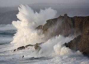 Umjetnička fotografija Massive waves breaking on headland, Cornwall,, David Clapp, (40 x 30 cm)