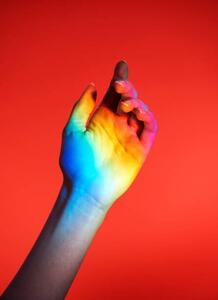 Fotografija hand with rainbow colours, Tara Moore, (30 x 40 cm)