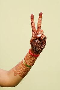 Umjetnička fotografija Close-up of a woman's hand with a peace sign, photosindia, (26.7 x 40 cm)