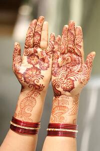 Umjetnička fotografija Mehandi Hands, smartsun, (26.7 x 40 cm)