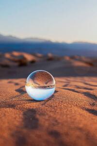 Umjetnička fotografija Glass Sphere on Desert Sand, Lena Wagner, (26.7 x 40 cm)