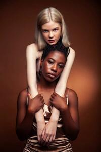 Umjetnička fotografija two pretty girls african and caucasian, YunYulia, (26.7 x 40 cm)