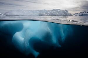 Umjetnička fotografija Iceberg in Antarctica, Brett Monroe Garner, (40 x 26.7 cm)