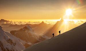 Fotografija Climbers on a snowy ridge at sunrise, Buena Vista Images, (40 x 24.6 cm)