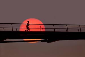 Umjetnička fotografija Man out for morning run over bridge., Grant Faint, (40 x 26.7 cm)