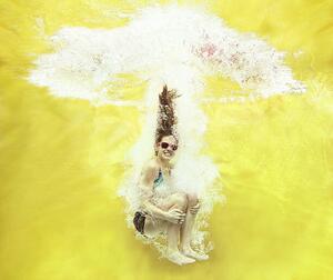 Umjetnička fotografija Girl jumping into water on yellow background, Stanislaw Pytel, (40 x 35 cm)
