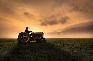 Umjetnička fotografija Farmer riding tractor, Bill Hinton Photography, (40 x 26.7 cm)