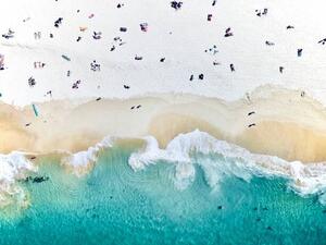 Umjetnička fotografija An aerial beach shot of people, Felix Cesare, (40 x 30 cm)