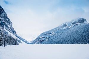 Umjetnička fotografija Snowy mountains in remote landscape, Lake, Jacobs Stock Photography Ltd, (40 x 26.7 cm)