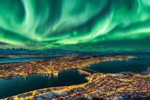 Umjetnička fotografija Aurora Borealis dancing over Tromso Urban, Juan Maria Coy Vergara, (40 x 26.7 cm)
