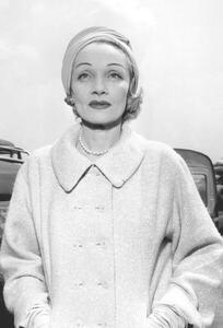 Umjetnička fotografija Marlene Dietrich at Paris Airport Before Going To Montecarlo For Film The Monte Carlo Story 1956, (26.7 x 40 cm)