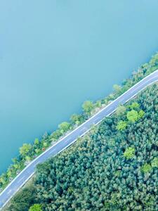 Umjetnička fotografija Highway beside the lake, Tingting Wu, (30 x 40 cm)