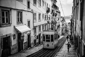Umjetnička fotografija Tram in Lisbon, Adolfo Urrutia, (40 x 26.7 cm)