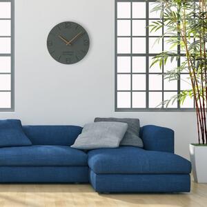 Sivi drveni zidni sat u modernom stilu