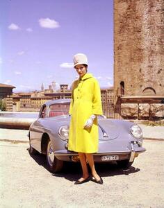 Fotografija 1962, une jeune femme posant devant une Porsche 356 B