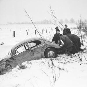 Fotografija A Volkswagen beetle had an accident and was found in the roadside ditch, Germany 1960s