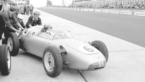 Fotografija Hans Herrmann in a porsche being pushed out of the pits, 1960, (40 x 22.5 cm)