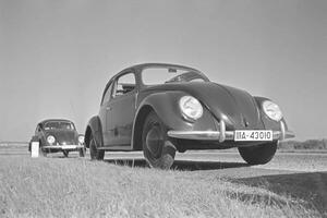 Fotografija Two models of the Volkswagen beetle, or KdF car, with open and closed roof near the test track near Wolfsburg, Germany 1930s