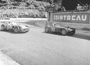 Fotografija Stiriling Moss in the mercedes and Eugenio Castellotti driving the lancia d50 passing the gasworks, 1955