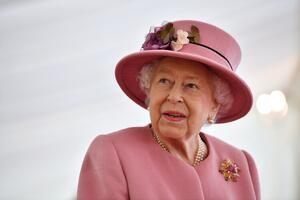 Fotografija The Queen Elizabeth II visits the Defence Science and Technology Laboratory, WPA Pool