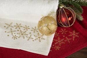 Pamučni božićni ručnik sa zlatnim listićima Šírka: 50 cm | Dĺžka: 90 cm