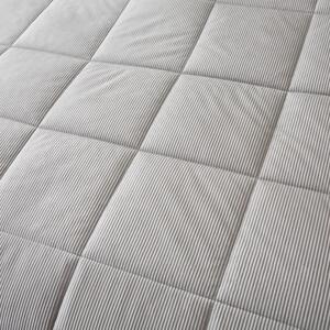 Svijetlo sivi prošiven prekrivač od mikropliša za bračni krevet 200x220 cm Cosy Cord – Catherine Lansfield