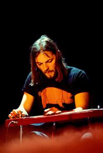 Fotografija February 1977: concert of rock band Pink Floyd at the Paris pavilion: guitarist and singer David Gilmour