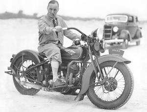 Fotografija Malcolm Campbell On A Harley