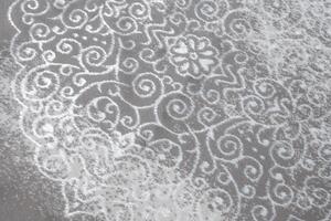 Moderan tepih u sivoj boji sa orijentalnim uzorkom u bijeloj boji Širina: 120 cm | Duljina: 170 cm
