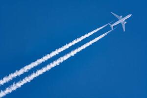 Ilustracija The airplane flying in the blue sky in Japan, Taro Hama @ e-kamakura