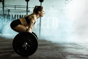 Fotografija Side view of athletic woman exercising, skynesher