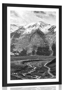 Plakat s paspartuom prekrasna planinska panorama u crno-bijelom dizajnu