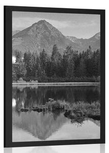 Plakat prekrasna planinska panorama kraj jezera u crno-bijelom dizajnu