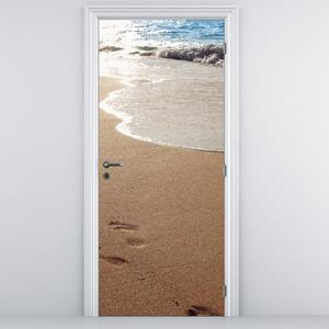 Foto tapeta za vrata - Otisci stopala u pijesku uz more (95x205cm)