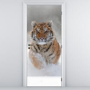 Foto tapeta za vrata - Tigar koji trči po snijegu (95x205cm)