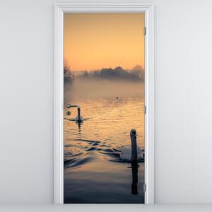 Foto tapeta za vrata - Labudovi na vodi u magli (95x205cm)