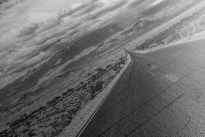 Slika crno-bijela cesta u pustinji