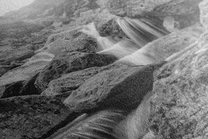 Slika alpski slapovi u crno-bijelom dizajnu