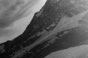 Slika jezero ispod brda u crno-bijelom dizajnu