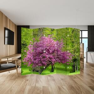 Paravan - rascvjetalo drvo na livadi (210x170 cm)