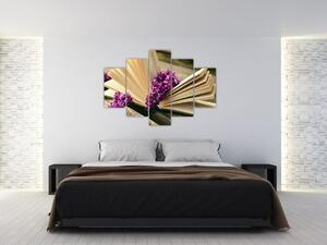 Slika knjige i ljubičastog cvijeća (150x105 cm)
