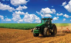 Foto tapeta - Zeleni traktor na terenu (152,5x104 cm)