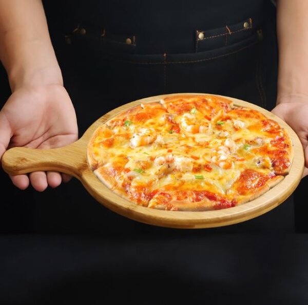 Rustična drvena daska za pizzu i serviranje
