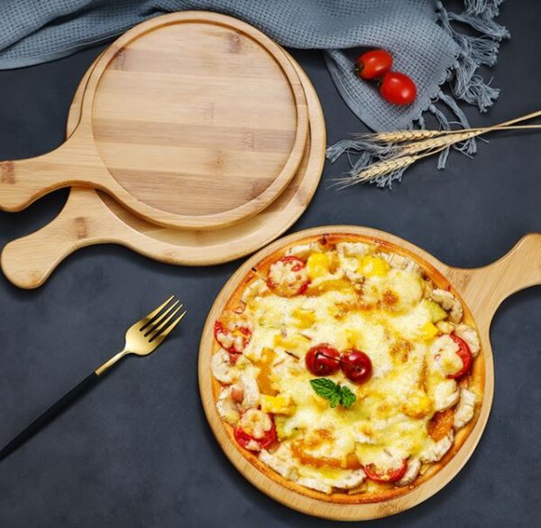 Rustična drvena daska za pizzu i serviranje