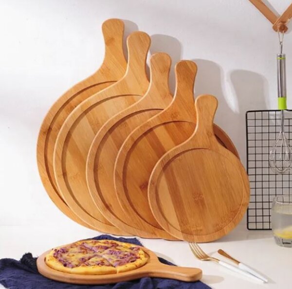 Rustična drvena daska za pizzu i serviranje