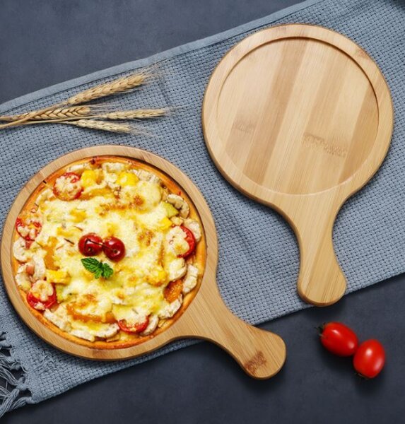 Rustična drvena daska za pizzu i serviranje