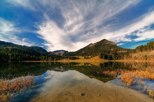 Fototapeta jezero ispod brda