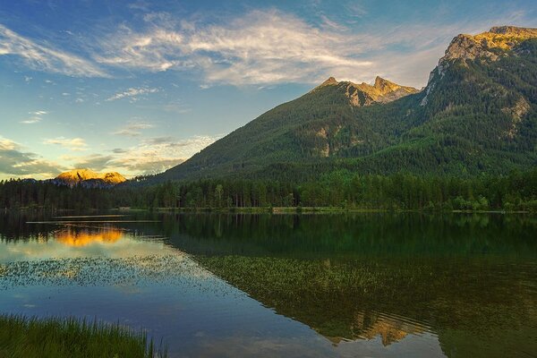Fototapeta jezero kraj planina