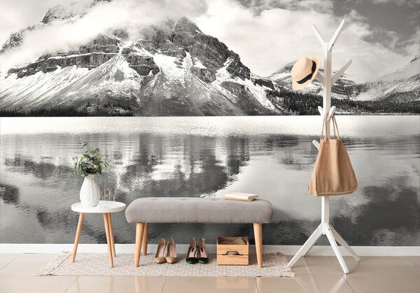 Fototapeta jezero u blizine planine u crno-bijelom